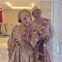 Menggandeng @enj.project, pelantun lagu &ldquo;Runtuh&rdquo; itu memilih busana pengantin yang terinspirasi dari akar budayanya sendiri, Makassar. [@fbyputrinc].