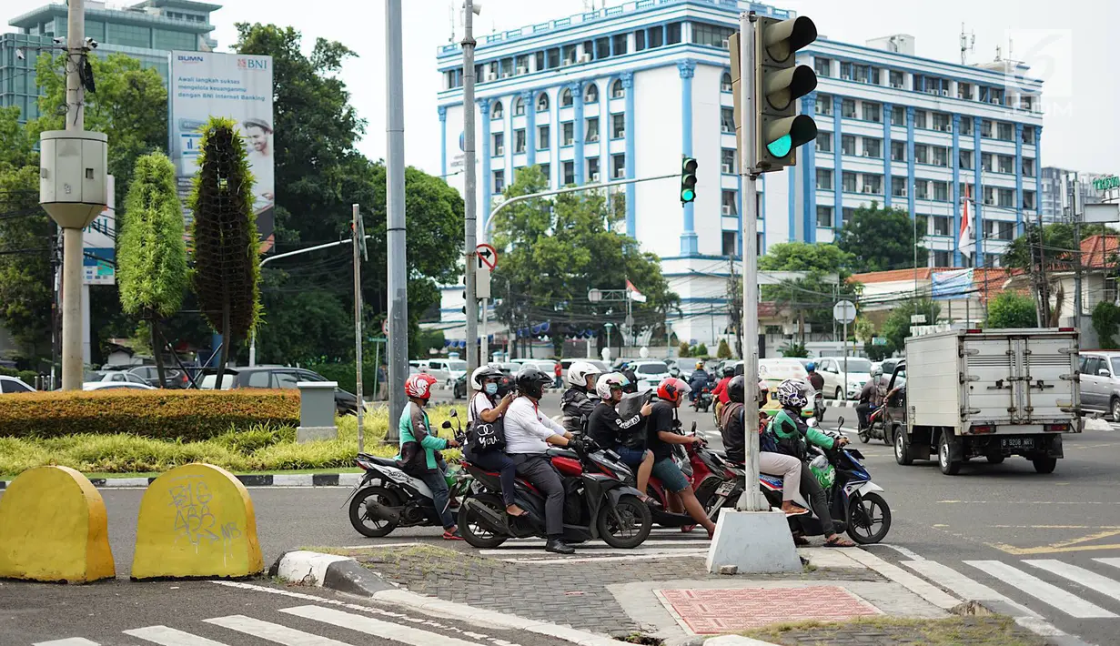 Pengendara sepeda motor melawan arus lalu lintas di perempatan lampu merah kawasan Gondangdia, Jakarta, Senin (29/4/2019). Para pengendara nekat melawan arus meski berpotensi menyebabkan kescelakaan. (Liputan6.com/Immanuel Antonius)