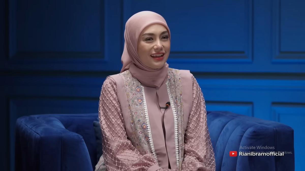 8 Model Hijab Celine Evangelista yang Bikin Pangling, dari Lebar hingga Pashmina Simpel