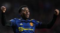 Penyerang Manchester United, Anthony Elanga melakukan selebrasi usai mencetak gol ke gawang Atletico Madrid pada pertandingan leg pertama babak 16 besar Liga Champions di Stadion Wanda Metropolitano, Kamis (24/2/2022). Atletico bermain imbang atas Manchester United 1-1. (AP Foto/Manu Fernandez)