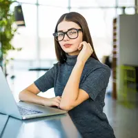 ilustrasi perempuan bekerja/F8 studio/Shutterstock