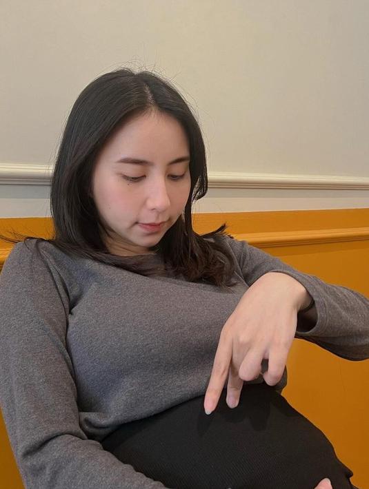 Pipinya yang semakin tembam, Clairine Clay sukses bikin gemas. Meski hanya memoles wajahnya dengan makeup natural, Clairine tetap cantik. Perut semakin buncit, tak sedikit netizen yang mendoakan kesehatan untuk Clairine Clay dan calon buah hatinya. Sering cerita di Instagram, Clairine curhat ketika memasuki kehamilan 20 minggu, ia selalu merasa ngantuk. (Liputan6.com/IG/@clairineclay)