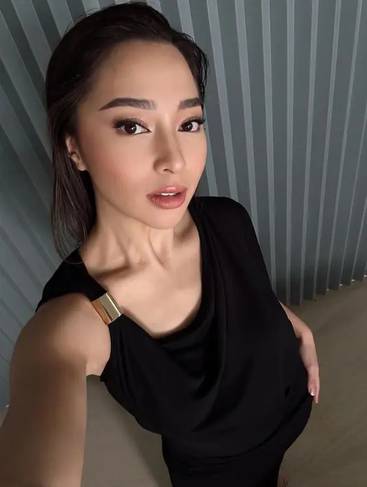 Meski simple, Nikita Willy tetap terlihat glamor [Instagram/nikitawillyofficial]