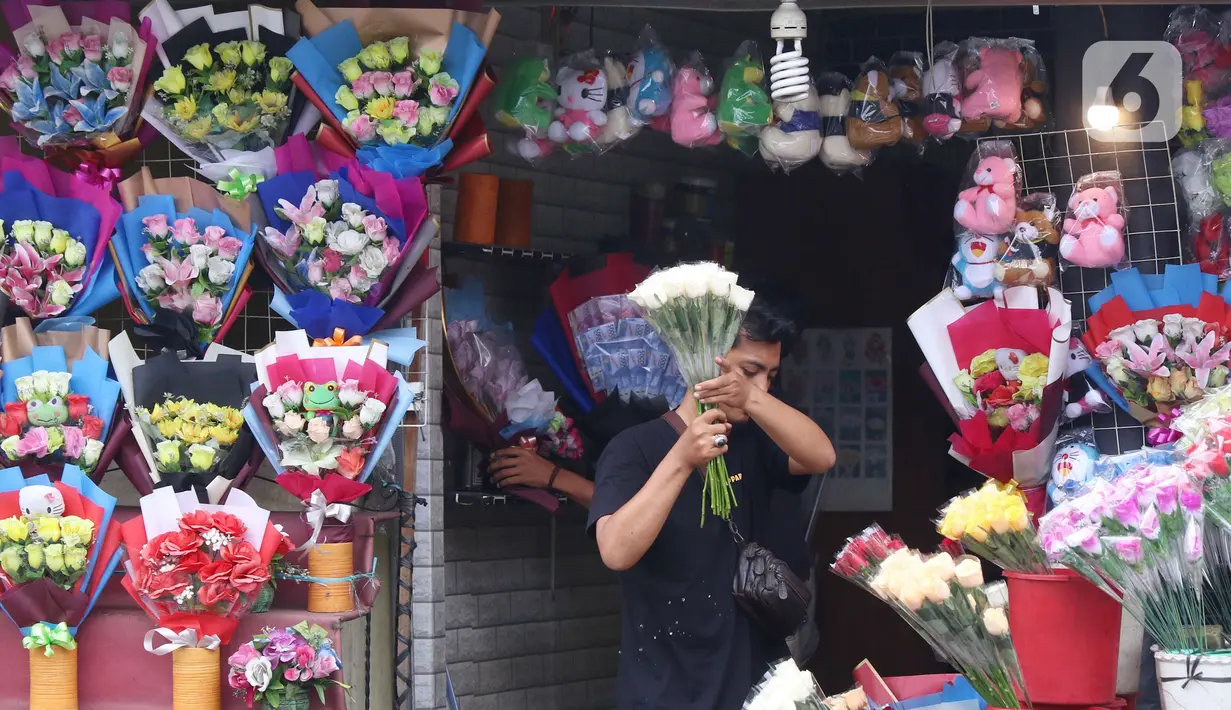 Penjual tengah menata bunga mawar di kawasan Rawa Belong, Jakarta, Senin (14/2/2022). Hari Valentine yang diperingati setiap 14 Februari menjadi berkah bagi para penjual bungan karena banyak pesanan bunga di moment kasih sayang tersebut. (Liputan6.com/Angga Yuniar)