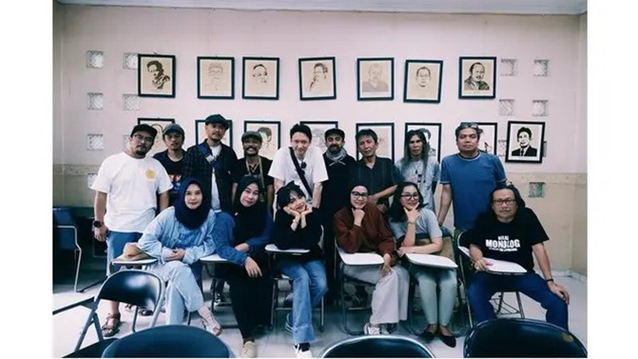 6 Potret Lawas Rina Nose saat Kuliah, Nostalgia Reuni Teman Jurusan Teater