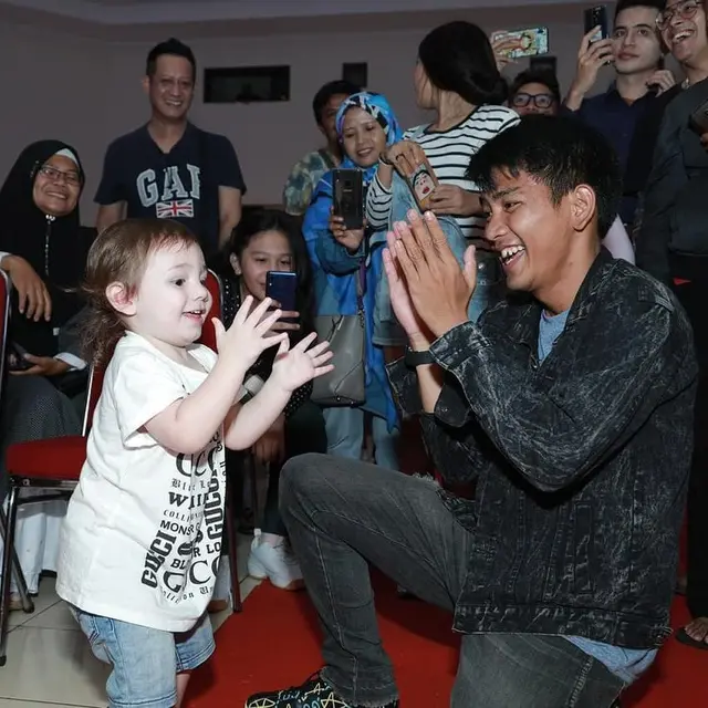 6 Potret Kedekatan Angga Putra dan Anak Stefan William, Penuh Kehangatan