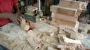 Pekerja sedang membubut kayu untuk kaki kursi/sofa pesanan pelanggan di Kedaung, Tangerang Selatan, Banten, Jumat (6/11/2020). Pemesanan kursi/sofa kini perlahan-lahan mulai normal dibandingkan pada awal pandemi COVID-19. (merdeka.com/Dwi Narwoko)