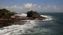 Salah satu bangunan pura yang ada di Tanah Lot, Bali, 31 Agustus 2015. Keindahan kawasan wisata Tanah Lot masih menjadi tujuan wisata yang menarik bagi wisatawan lokal maupun mancanegara yang berkunjung ke Bali. (Liputan6.com/Helmi Fithriansyah)
