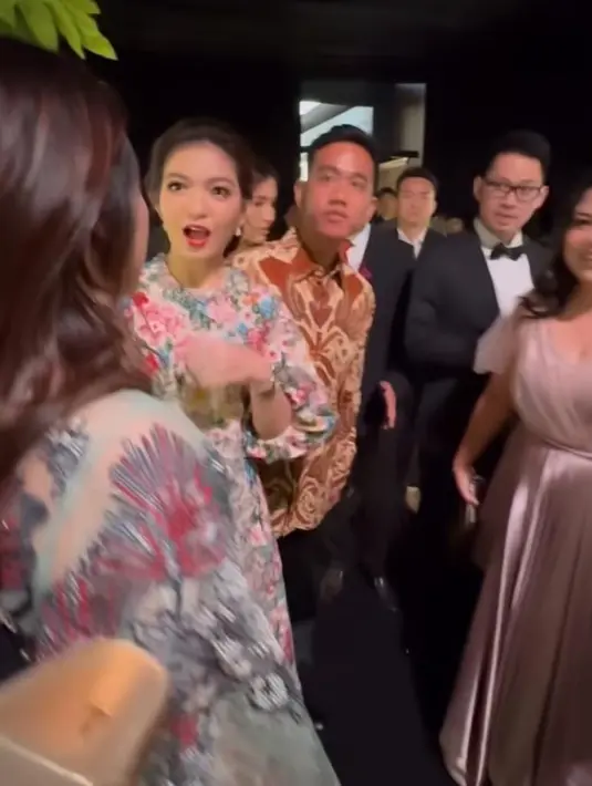 Pasalnya, kedua perempuan anggun ini terlihat mengenakan outfit yang serasi mulai dari dress sampai tas kondangan. [@raffinagita1717]