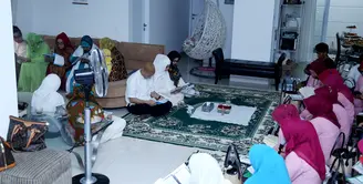 Beginilah suasana pengajian di rumah Risty Tagor, putih dan islami (Wimbarsana/Bintang.com)