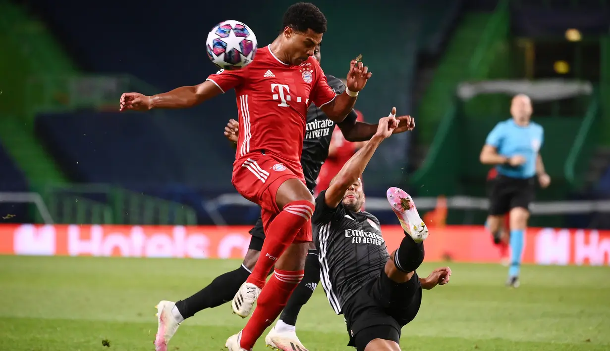 Gelandang Bayern Munchen, Serge Gnabry, berebut bola dengan bek Olympique Lyon, Marcal, pada semifinal Liga Champions 2019/2020 di Estadio Jose Alvalade, Kamis (20/8/2020) dini hari WIB. Bayern Munchen menang 3-0 atas Lyon. (AFP/Franck Fife/pool)