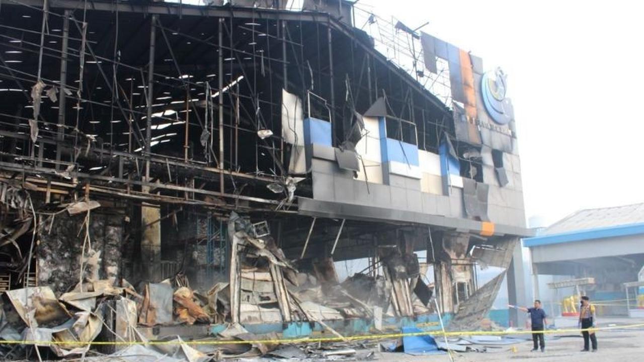 Polisi Selidiki Penyebab Kebakaran Hebat Empat Gudang Cold Storage di Pati