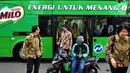 Sejumlah penumpang turun dari bus tingkat wisata di depan Balai Kota DKI Jakarta, Rabu (11/10). Pemprov DKI kembali menerima hibah satu unit bus tingkat pariwisata Transjakarta berkapasitas 76 penumpang dari PT Nestle. (Liputan6.com/Helmi Afandi)