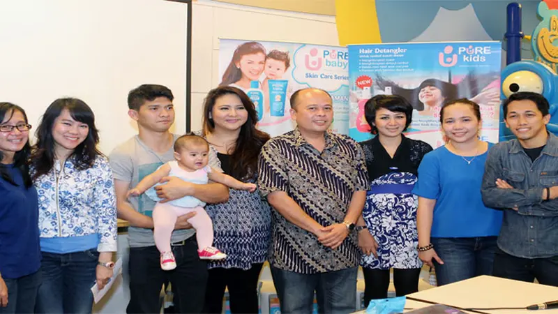 Keluarga Kecil Audy-Iko Uwais di Kopdar Purebaby-Purekids