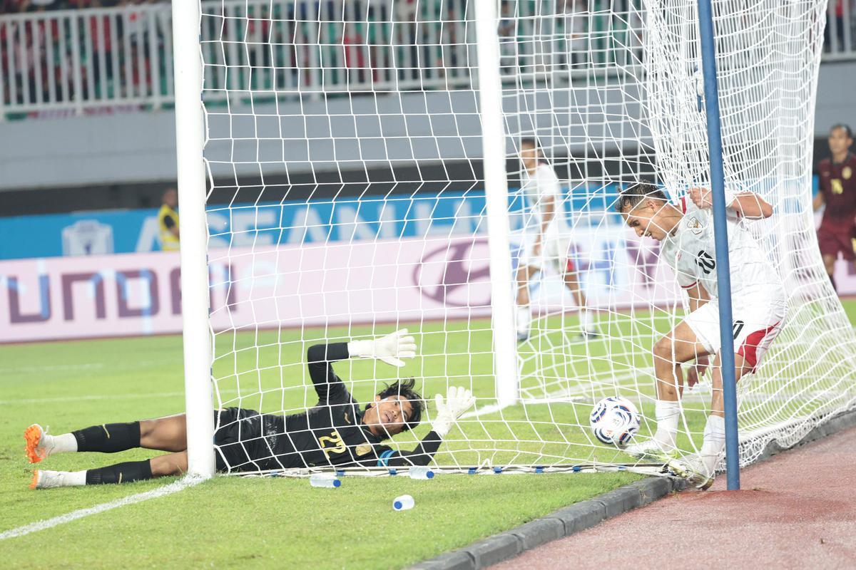Mitchell Baker Antar Timnas Tekuk Kamboja 5-1