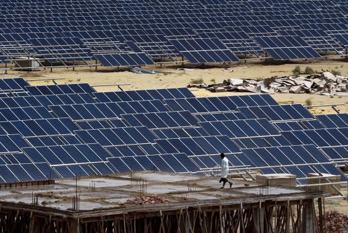 Melihat pembangunan pusat pembangkit tenaga surya India