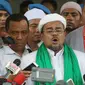 Pimpinan FPI, Muhammad Rizieq Shihab memberi keterangan usai menjalani pemeriksaan di Bareskrim, Jakarta, Rabu (23/11). Pemeriksaan beragendakan melengkapi berkas sebelumnya di tingkat penyelidikan. (Liputan6.com/Immanuel Antonius)