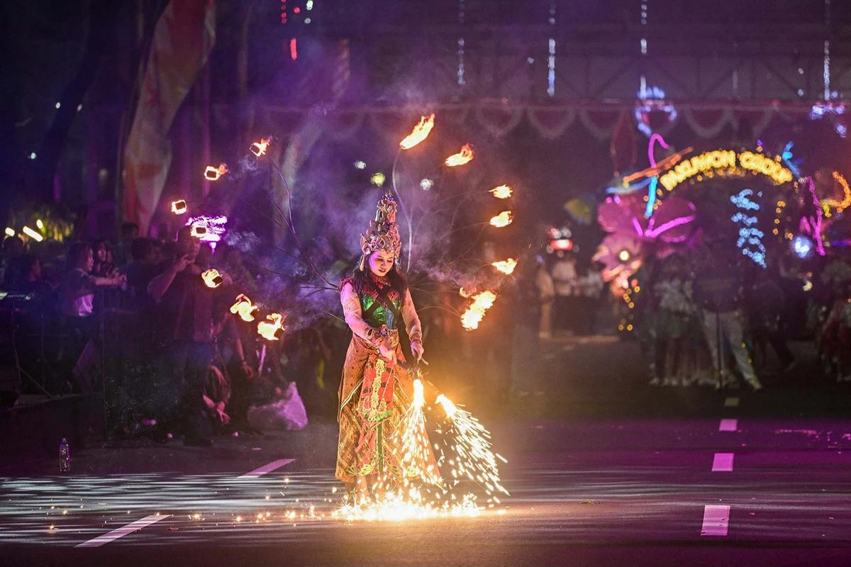 FOTO: Surabaya Vaganza 2026 Hadirkan Parade Lampu  dan Atraksi Penari Api