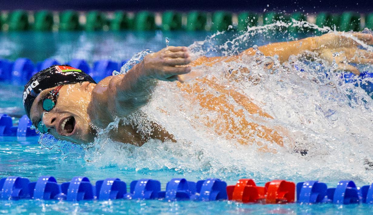 Perenang Belarusia, Pavel Sankovich, berlomba di nomor 100m gaya kupu-kupu putra Kejuaraan Renang Eropa Kolam Pendek di Netanya, Israel, (2/12/2015). (AFP/Jack Guez)