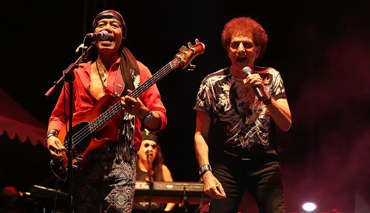 Pada penampilannya malam itu, grup yang digawangi Ian Antono, Ahmad Albar, Abadi Soesman, dan Donny Fattah memenuhi janjinya dengan menggabungkan unsur etnik dalam lagunya. (Bambang E. Ros/Bintang.com)