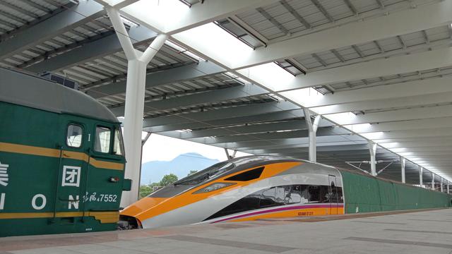 Penampakan Kereta Cepat Jakarta-Bandung di Stasiun Tegalluar, Kabupaten Bandung, Kamis (13/10/2022). (Maulandy/Liputan6.com)