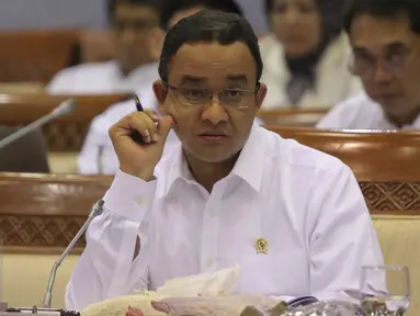 Mendikbud Anies Baswedan saat rapat kerja bersama Komisi X DPR RI, Senayan, Jakarta, Senin (1/2/2016). Rapat membahas kesiapan pelaksanaan APBN tahun 2016 di Kemendikbud dan persiapan ujian nasional 2016. (Liputan6.com/Angga Yuniar)