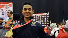 Ahmad Zigi Zaresta memamerkan medali yang diperoleh di nomor Junior Kata Male di WKF World Junior, Cadet and U-21 Championship 2015 di ICE Serpong, Banten, Kamis (12/11/2015). Zigi menyumbang emas pertama bagi Indonesia. (Liputan6.com/Helmi Fithriansyah)