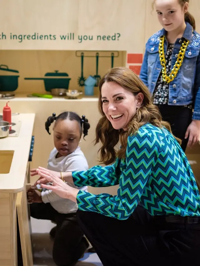 Kate Middleton Tetap Tampil Cantik dengan Gaun Merah di Tengah Drama Kerajaan