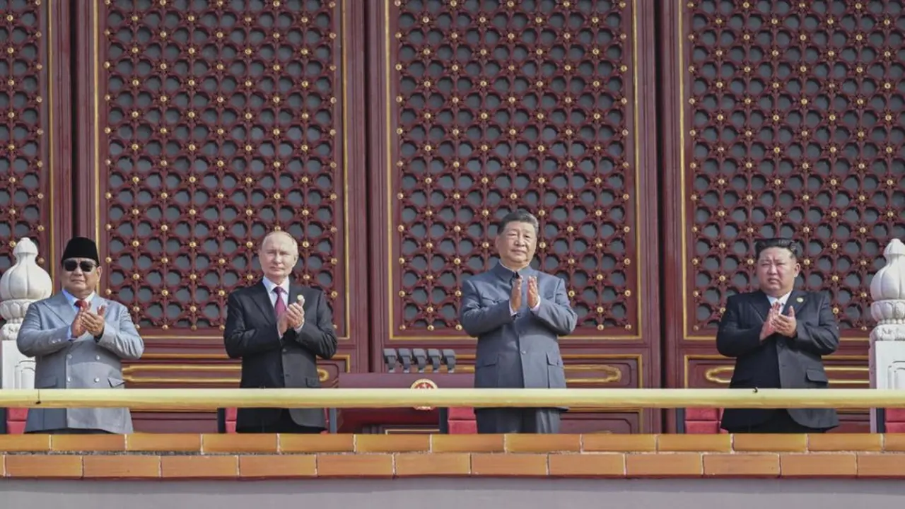 Presiden Indonesia Prabowo Subianto, Presiden Rusia Vladimir Putin, Presiden Tiongkok Xi Jinping dan pemimpin Korea Utara Kim Jong-un menyaksikan parade militer di Beijing, Rabu (3/9/2025) (Dok. Xinhua).
