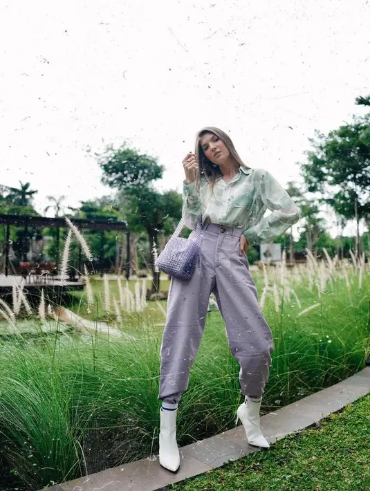 Atau bisa juga dipadukan dengan warna hijau tosca. Stylish dan kalem! (Instagram/mikailapatritz).