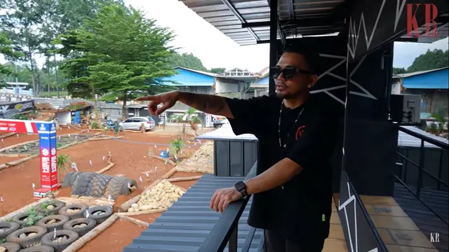 7 Potret Sirkuit Pribadi Roy Ricardo, Taruh Mobil Sebagai Rintangan