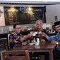 Anies Baswedan, Ridwan Kamil, dan Ganjar Pranowo ngopi bersama di kafe di samping Balaikota (Dok. Instagram/@aniesbaswedan/https://www.instagram.com/p/Bpy4GGrnZ9I/Komarudin)