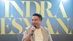 Indra Lesmana siapkan konser tunggal untuk kali pertama selama 47 tahun kariernya di musik. (Adrian Putra/Fimela.com)