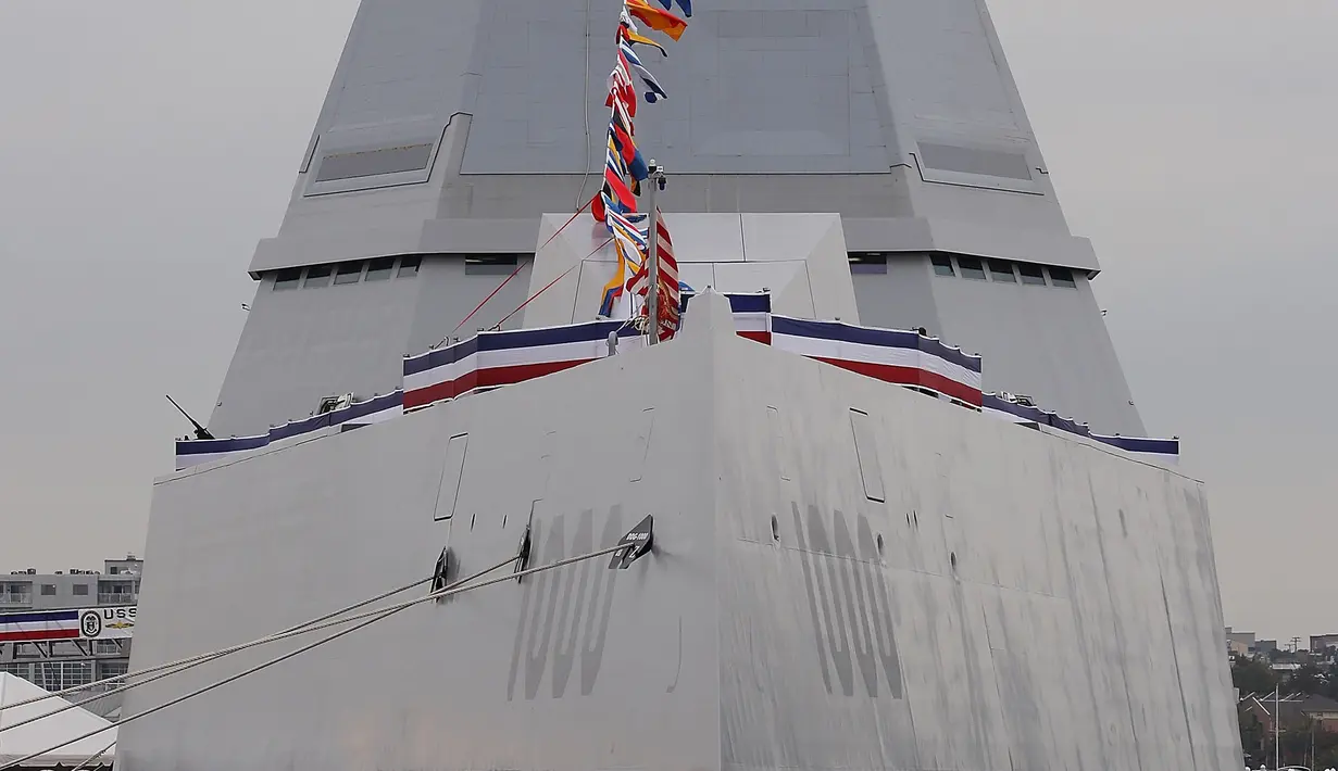 Kapal USS Zumwalt saat bersandar di Baltimore, Maryland, AS (13/10). Kapal ini memiliki panjang 180 meter dilengkapi dengan dua senjata canggih yang mampu menembakkan 600 proyektil hingga sejauh 63 mil (117 km). (AFP Photo/Mark Wilson)
