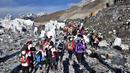 Sejumlah peserta memulai lomba lari maraton di Gunung Everest, Nepal, Minggu (29/5). Lebih dari 150 pelari lokal dan dari negara lain berpartisipasi dalam lomba lari maraton tertinggi di dunia tersebut. (HO/HIMEX/AFP)