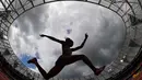 Aksi pelari asal Kuba, Liadagmis Povea saat berlaga pada cabang Lompat Jangkit wanita IAAF World Championships 2017  di London Stadium, London, (5/8/2017). (AFP/Andrej Isakovic)