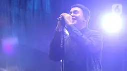 Membuka penampilan dengan lagu 'Satu Kali', suara merdu Tulus membuat area konser KapanLagi Buka Bareng BRI Festival 2024 mendadak sendu. (Liputan6.com/Herman Zakharia)