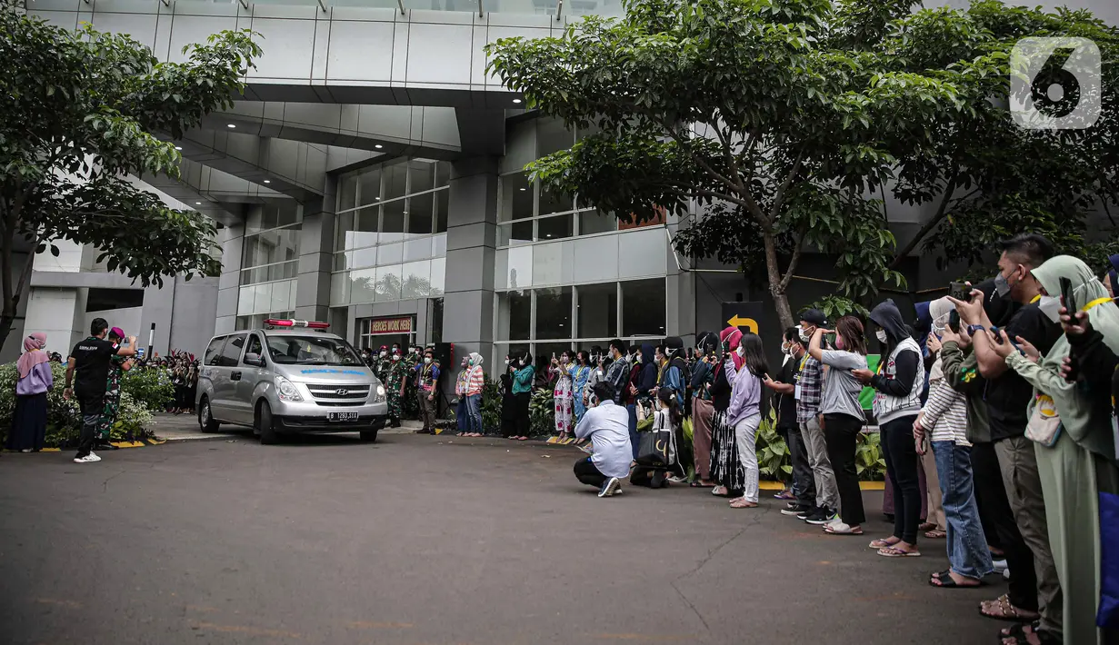 Suasana pelepasan salah satu tenaga kesehatan yang meninggal akibat terpapar COVID-19 di RSDC Wisma Atlet, Jakarta, Rabu (23/2/2022). Pelepasan jenazah Tiur Octavia yang meninggal setelah dirawat di RS Persahabatan dihadiri ratusan rekan tenaga kesehatan RSDC. (Liputan6.com/Faizal Fanani)