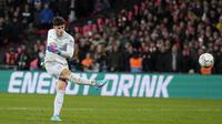 Kiper Chelsea Kepa Arrizabalaga gagal mencetak gol penalti saat adu penalti melawan Liverpool pada final Carabao Cup di Stadion Wembley, London, Minggu, 27 Februari 2022. Chelsea kalah 10-11 (0-0). (foto: AP Photo/Alastair Grant)