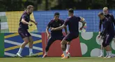Penyerang Inggris Harry Kane bersama rekan satu timnya mengikuti sesi Latihan menjelang matchday terakhir Grup C Euro 2024 di Blankenhain, Jerman, Senin (24/6/2024). (AP Photo/Thanassis Stavrakis)