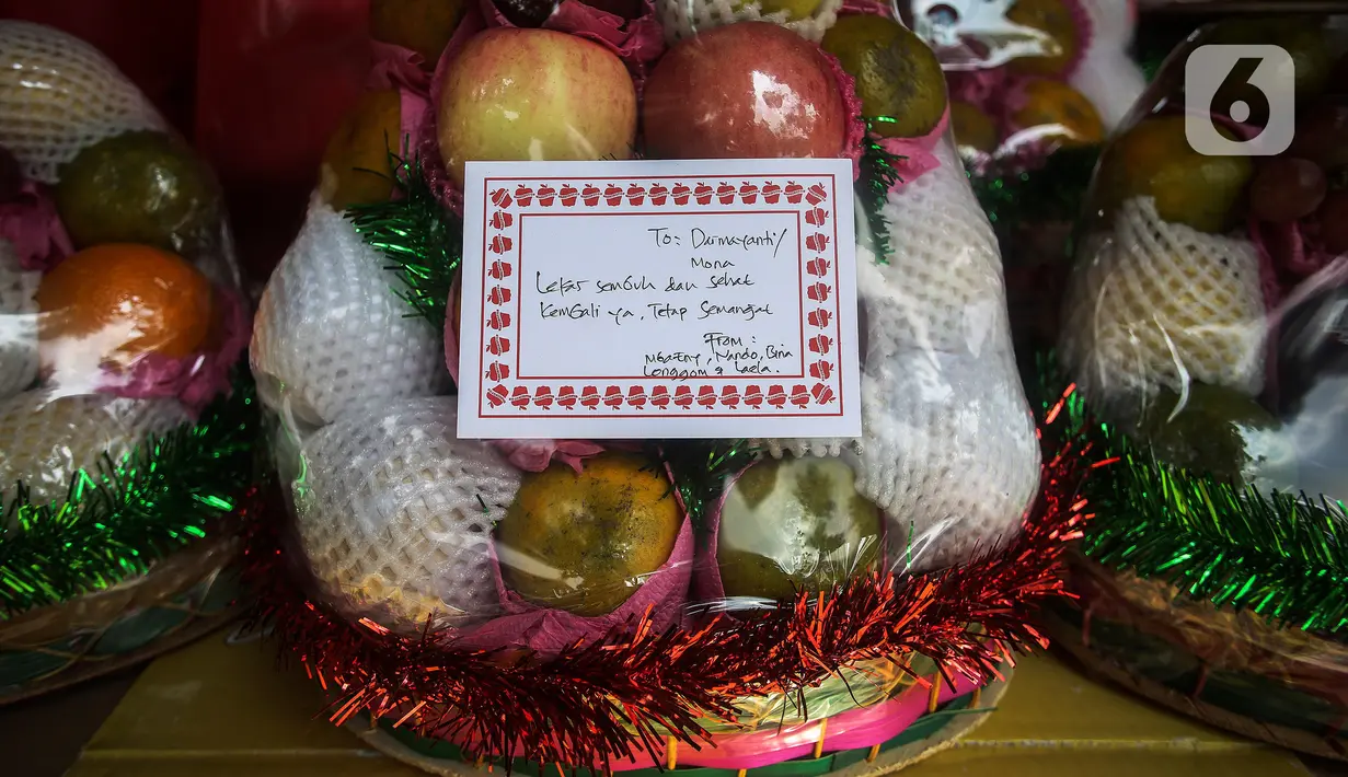 Parcel terlihat  ditoko buah di Jalan Barito, Jakarta, Minggu (11/7/2021). Surayem mengaku omset menjual parcel yang dijual secara online meningkat drastis hampir 100 persen dalam sepekan terakhir ini. (Liputan6.com/Johan Tallo)