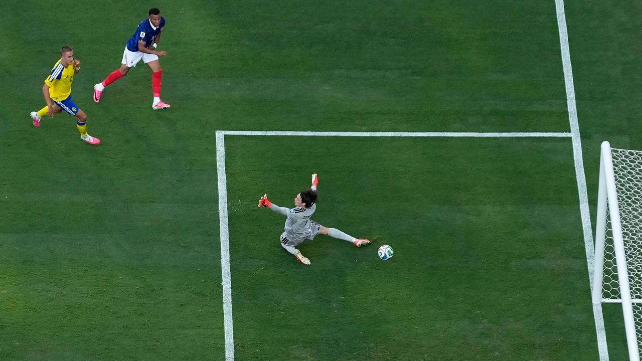 FOTO: Mbappe Bersinar Saat Prancis Libas Swedia