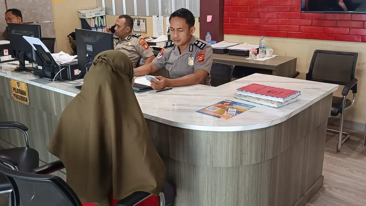 Ibu laporkan anaknya ke polisi di Palembang. (merdeka.com/Irwanto).