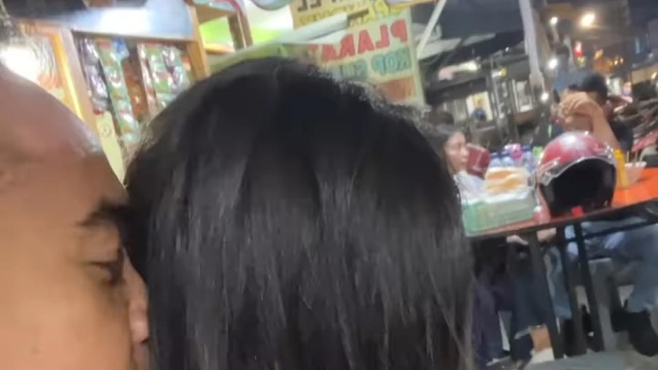 Tarik perhatian sang putri<br>