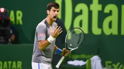 Petenis Serbia, Novak Djokovic bereaksi saat melawan petenis Skotlandia, Andy Murray dalam final turnamen Qatar Terbuka di Doha, Sabtu (7/1). Novak Djokovic sukses menang dalam pertarungan melelahkan selama 3 jam. (AP Photo/Alexandra Panagiotidou)