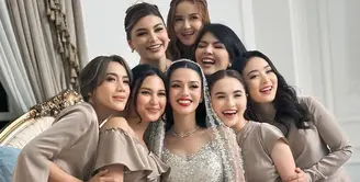 Bridesmaid Susan Sameh bertabur bintang, Natasha Wilona, Jihane Almira, dan Indah Permatasari tampil kompak mengenakan baju serba coklat dengan berbagai model sebagai dress code bridesmaid. [@natashawilona12]