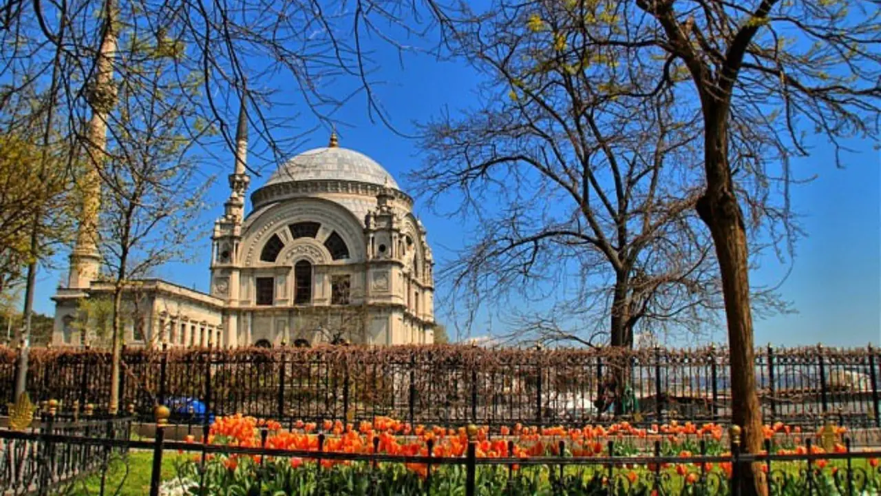 Masjid Dolmabahçe di Turki.