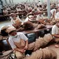 Ratusan buruh Indonesia bekerja di pabrik tembakau di pabrik rokok di Jember (13/2/2012). (AFP / ARIMAC WILANDER)