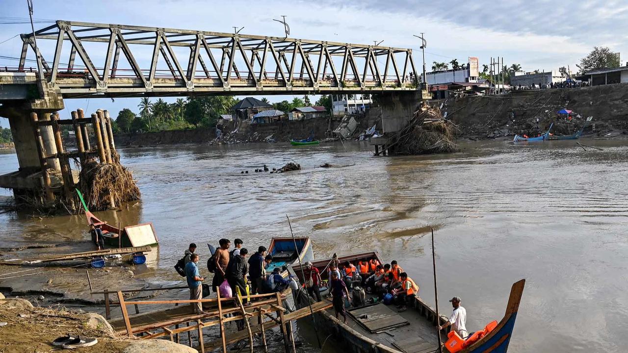 FOTO: Akses Terputus, Warga Kuta Blang Andalkan Penyeberangan Perahu Nelayan