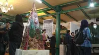 Tugu Plastik dalam sebuah pameran jelajah seni nusantara edisi Cirebon di Keraton Kacirebonan. Foto (Liputan6.com / Panji Prayitno)